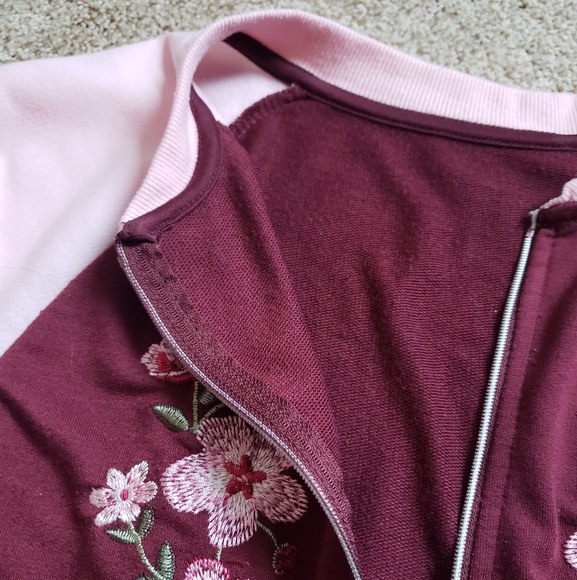 EMBROIDERED FLOWERS CROPPED ZIP UP SWEATER CARDIGAN - Picture 3 of 4